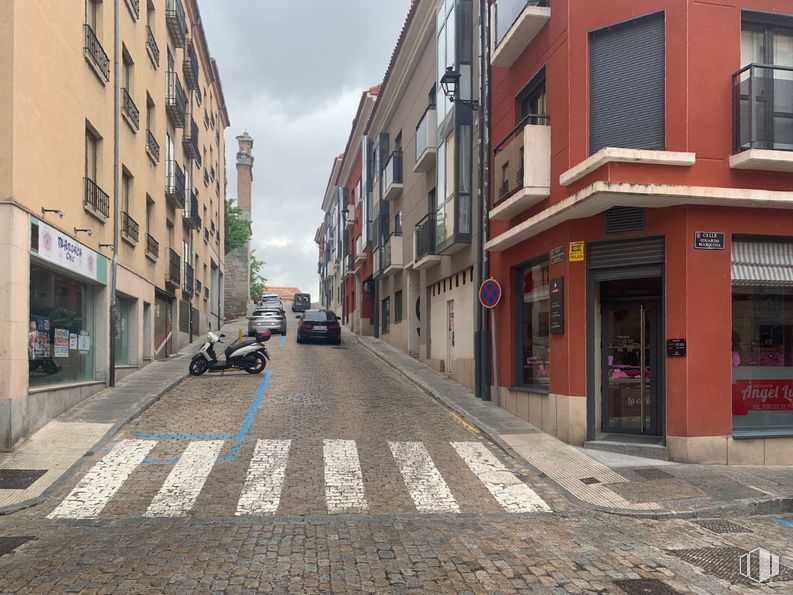 Retail for sale at Calle Jerónimo Gracián, Ávila, 05001 with window, building, car, sky, road surface, infrastructure, asphalt, vehicle registration plate, urban design and neighbourhood around