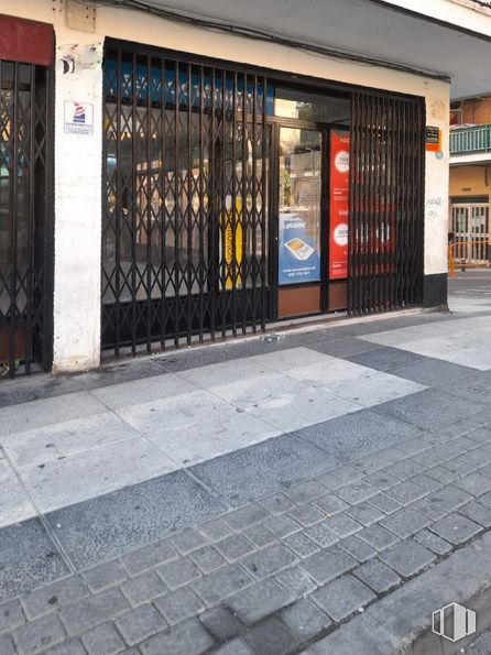 Local en alquiler en Zona centro, Arganda del Rey, Madrid, 28500 con superficie de la carretera, edificio, acera, ciudad, carretera, fachada, accesorio, asfalto, material compuesto y puerta alrededor