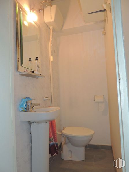 Retail for sale at Avenida del Ejército, 17, Guadalajara, 19003 with toilet, sink, tap, plumbing fixture, bathroom sink, mirror, bathroom, purple, fluid and fixture around