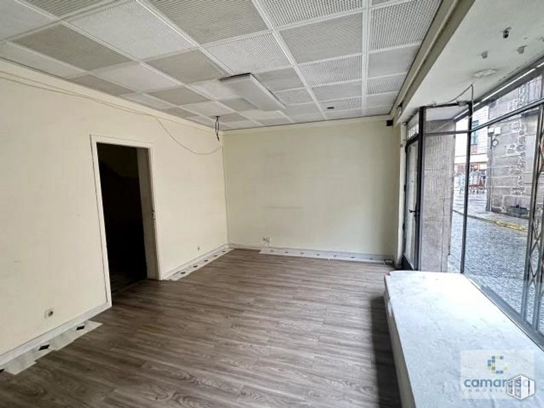 Retail for rent at Calle Tomás Luis de Vitoria, 16, Ávila, 05001 with furniture, fixture, wood, interior design, building, floor, flooring, hall, door and real estate around