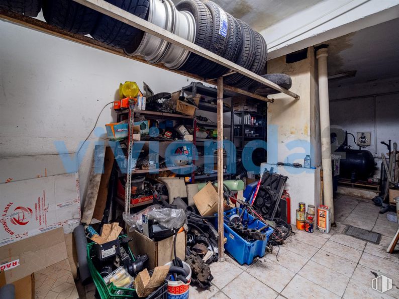 Local en venta en Calle Virgen de Nuria, Ciudad Lineal, Madrid, 28027 con vehículo de motor, neumático de automoción, diseño automovilístico, edificio, neumático, rueda, ingeniería, gas, exterior del automóvil y máquina alrededor