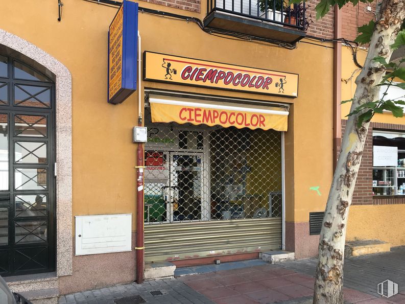 Local en venta en Avenida del Consuelo, 1, Ciempozuelos, Madrid, 28350 con puerta, propiedad, accesorio, barrio, edificio, fuente, fachada, bienes raíces, árbol y ciudad alrededor