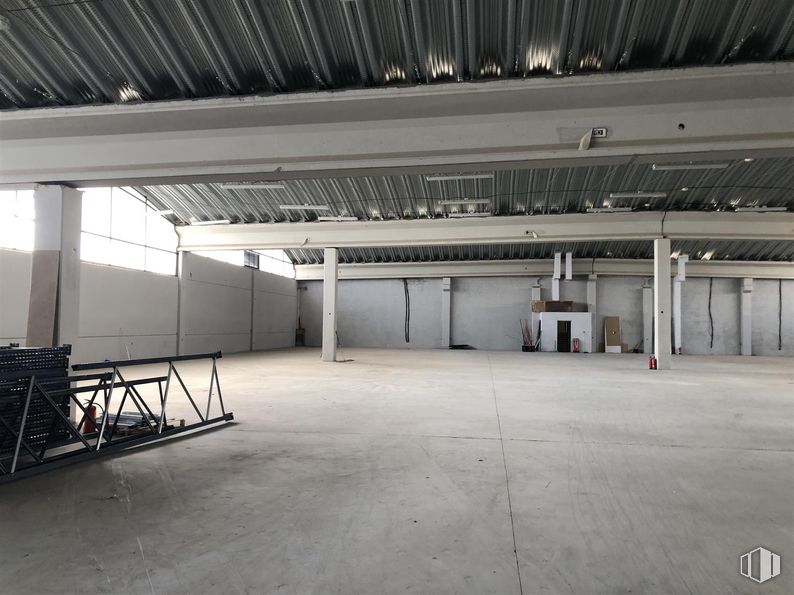 Industrial for sale at San Crispín - La Estación Consorcio, Colmenar Viejo, Madrid, 28770 with floor, flooring, ceiling, hall, composite material, shade, concrete, beam, fluorescent lamp and daylighting around