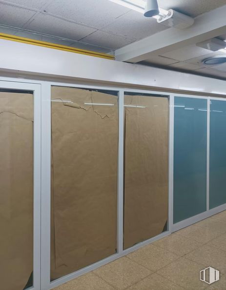 Retail for sale at Zona Centro, Móstoles, Madrid, 28931 with building, fixture, shade, interior design, flooring, floor, wood, glass, tints and shades and ceiling around