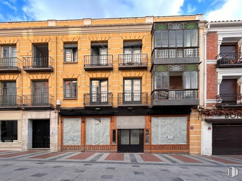 Retail for rent at Casco Histórico, Guadalajara, 19001 with window, cloud, building, sky, door, blue, wood, architecture, fixture and urban design around