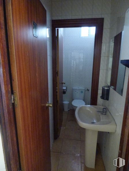 Local en venta en Plaza San Juan de Covas, 16, Alcorcón, Madrid, 28925 con fregadero, inodoro, puerta, propiedad, lavabo de baño, accesorio de plomería, grifo, espejo, accesorio y edificio alrededor