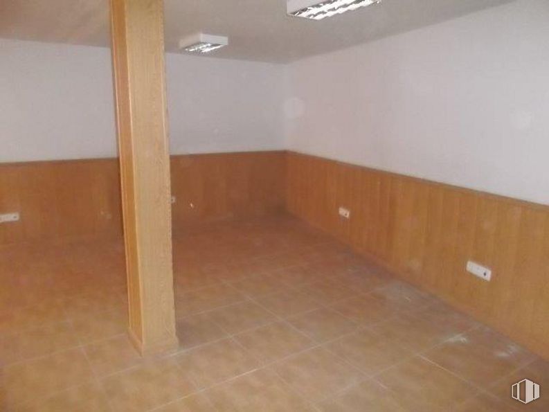 Retail for sale at Calle Robles, Puente de Vallecas, Madrid, 28053 with wood, building, floor, flooring, house, wood stain, fixture, hardwood, plywood and hall around