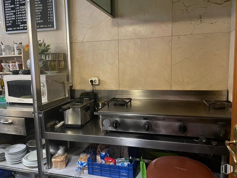 Local en alquiler en Calle Vallehermoso, 96, Chamberí, Madrid, 28003 con horno microondas, aparato de cocina, encimera, estufa de gas, cocina, placa de cocción, ebanistería, cocina, estufa y electrodoméstico alrededor