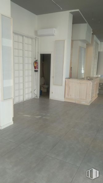 Retail for rent at Calle Ponferrada, 22, Fuencarral - El Pardo, Madrid, 28029 with cabinetry, countertop, flooring, floor, tile flooring, composite material, grey, tile, ceiling and glass around