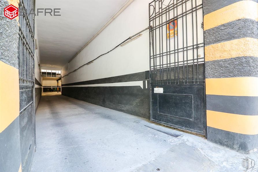 Nave en venta en Calle Eloy Gonzalo, Chamberí, Madrid, 28010 con puerta, asfalto, accesorio, superficie de la carretera, material compuesto, rectángulo, suelos, tintes y matices, hormigón y espacio alrededor