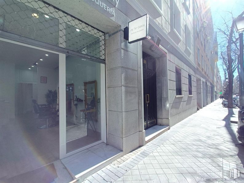 Retail for rent at Calle Blasco de Garay, Chamberí, Madrid, 28015 with flooring, composite material, door, concrete, sidewalk, tile and aluminium around