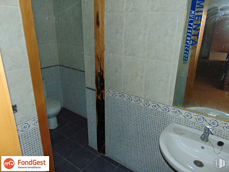 Office for sale at Calle Jacinto Benavente, 21, Getafe, Madrid, 28902 with sink, toilet, bathroom, door, fixture, floor, flooring, plumbing fixture, composite material, plumbing, wood and glass around