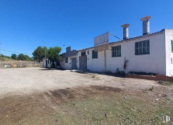 Industrial for sale at Zona industrial, Fuenlabrada, Madrid, 28944 with house, sky, window, building, tree, land lot, plain, landscape, road and grass around