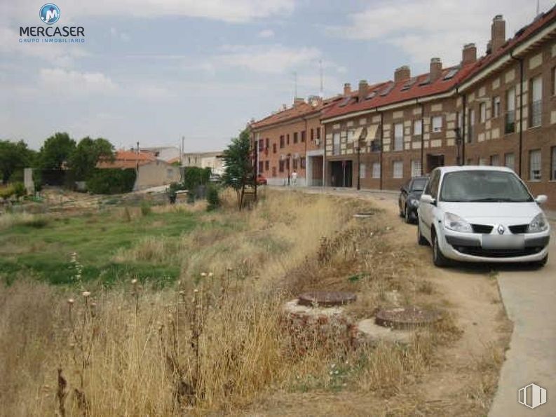 Land for sale at Calle Fuente, Torrejón del Rey, Guadalajara, 19174 with car, building, sky, cloud, plant, vehicle registration plate, vehicle, window, tire and wheel around