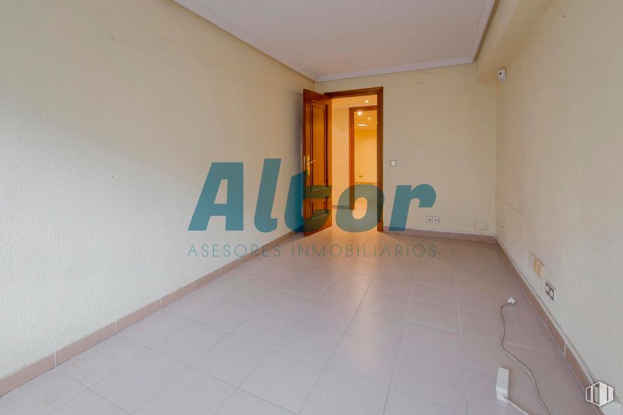 Local en venta en Calle de Alejandro Rodríguez, Tetuán, Madrid, 28039 con  alrededor