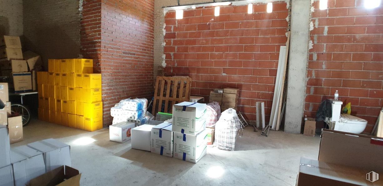 Local en venta en Ensanche Vallecas, Villa de Vallecas, Madrid, 28031 con caja de envío, envases de cartón, suelos, suelo, albañilería, caja, envasado y etiquetado, cartón, ladrillo y inventario alrededor