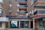 Retail for sale at Avenida Doctor Mendiguchía Carriche, Leganés, Madrid, 28913 with window, door, building, architecture, fixture, urban design, neighbourhood, condominium, facade and residential area around