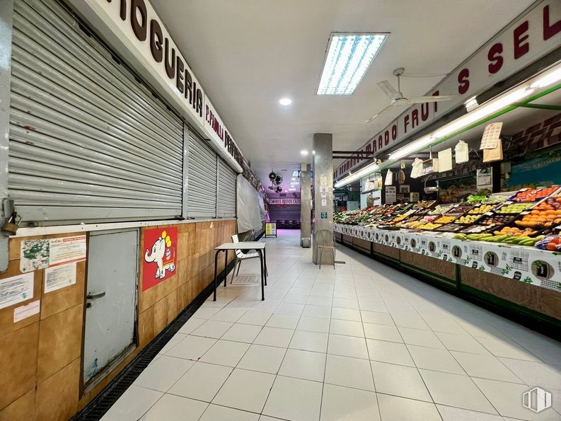 Retail for sale at Calle Juan Duque, Arganzuela, Madrid, 28005 with table, food, interior design, building, customer, convenience store, flooring, retail, shelf and ceiling around