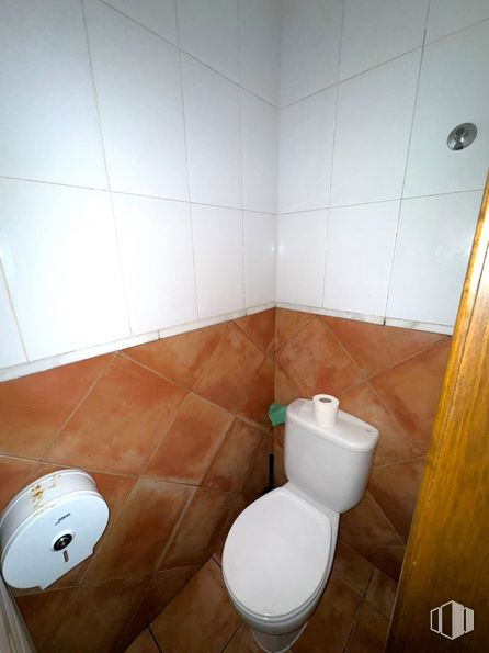 Retail for rent at Zona Nueva España, Villanueva de la Torre, Guadalajara, 19209 with toilet, brown, toilet seat, bathroom, wood, plumbing fixture, floor, flooring, fixture and plumbing around