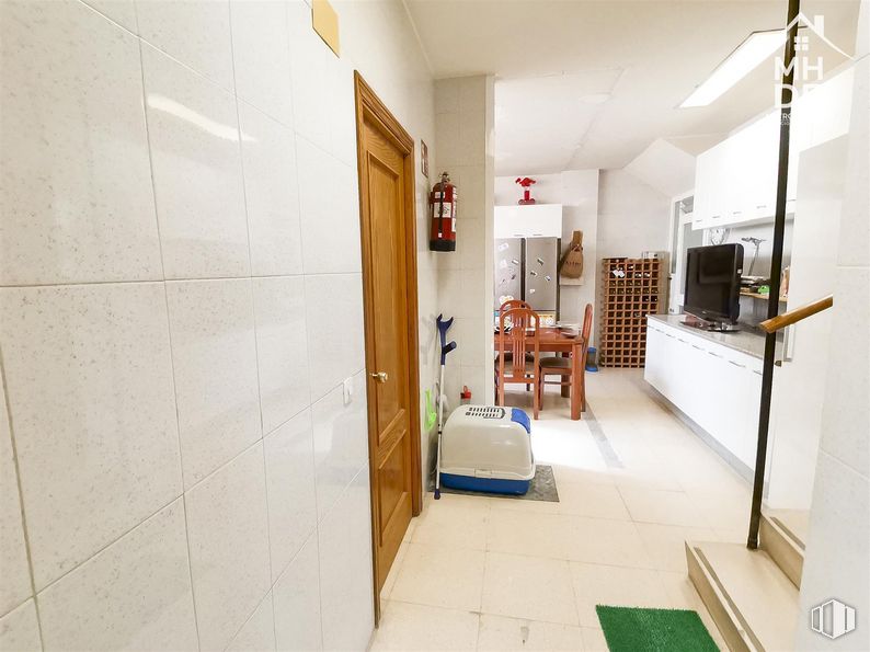 Local en venta en Zona Rosas, San Blas - Canillejas, Madrid, 28022 con puerta, lámpara, planta de interior, marco, suelo, suelos, madera, accesorio, hall y silla alrededor