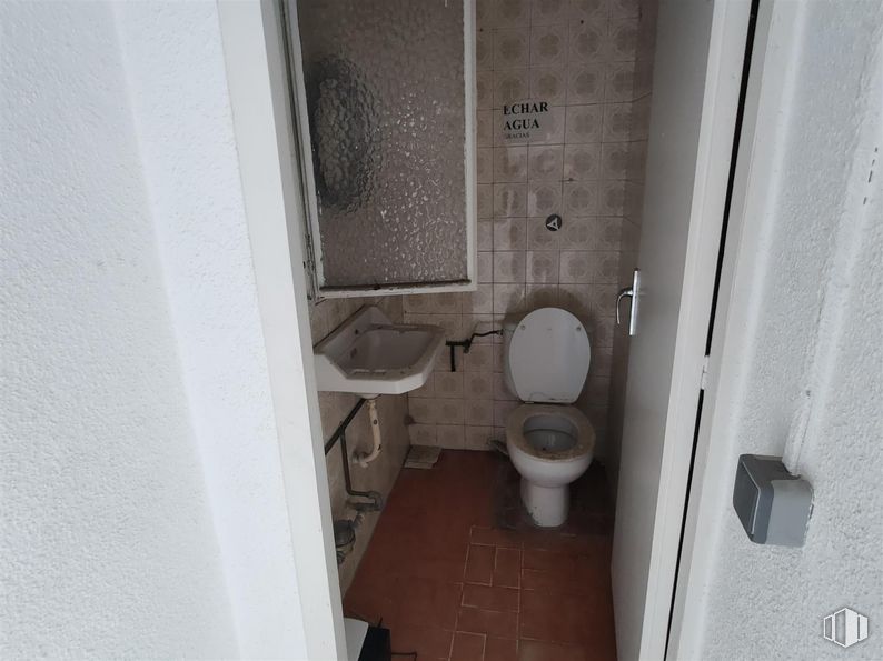 Local en venta en Calle Saturno, Barajas, Madrid, 28042 con inodoro, fregadero, accesorios de fontanería, asiento del inodoro, cuarto de baño, accesorio, puerta, madera, edificio y fontanería alrededor