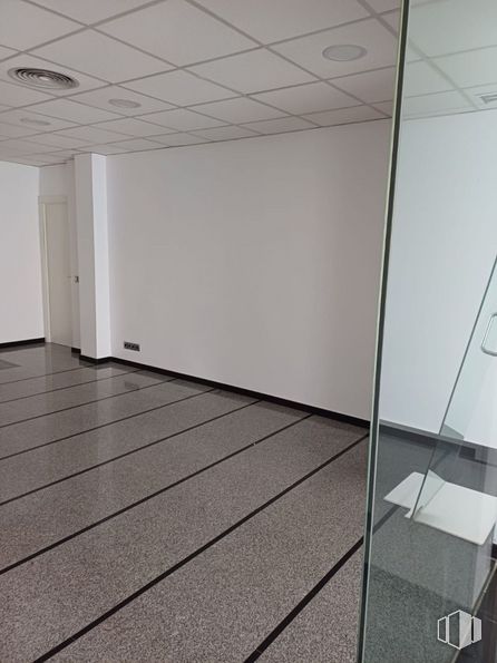 Retail for rent at Ronda Plazuela, Las Rozas de Madrid, Madrid, 28230 with fixture, architecture, flooring, rectangle, wood, floor, wall, material property, composite material and ceiling around