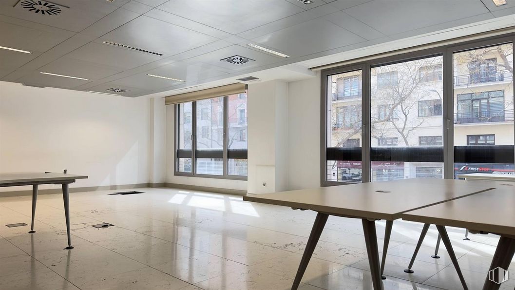 Oficina en alquiler en Calle Antonio Acuña, Salamanca, Madrid, 28009 con mesa, ventana, edificio, mueble, accesorio, casa, madera, arquitectura, interiorismo y suelos alrededor