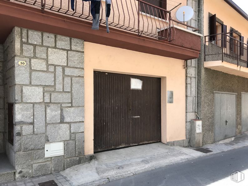 Local en venta en Calle Santa Teresa de Jesús, 30, Guadarrama, Madrid, 28440 con puerta, persona, edificio, ventana, infraestructura, madera, superficie de la carretera, arquitectura, accesorio y barrio alrededor