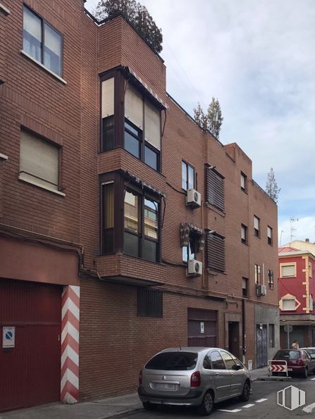 Local en venta en Calle Grafito, 22, Villaverde, Madrid, 28021 con coche, ventana, edificio, rueda, luz de estacionamiento automotriz, neumático, nube, vehículo terrestre, cielo y propiedad alrededor