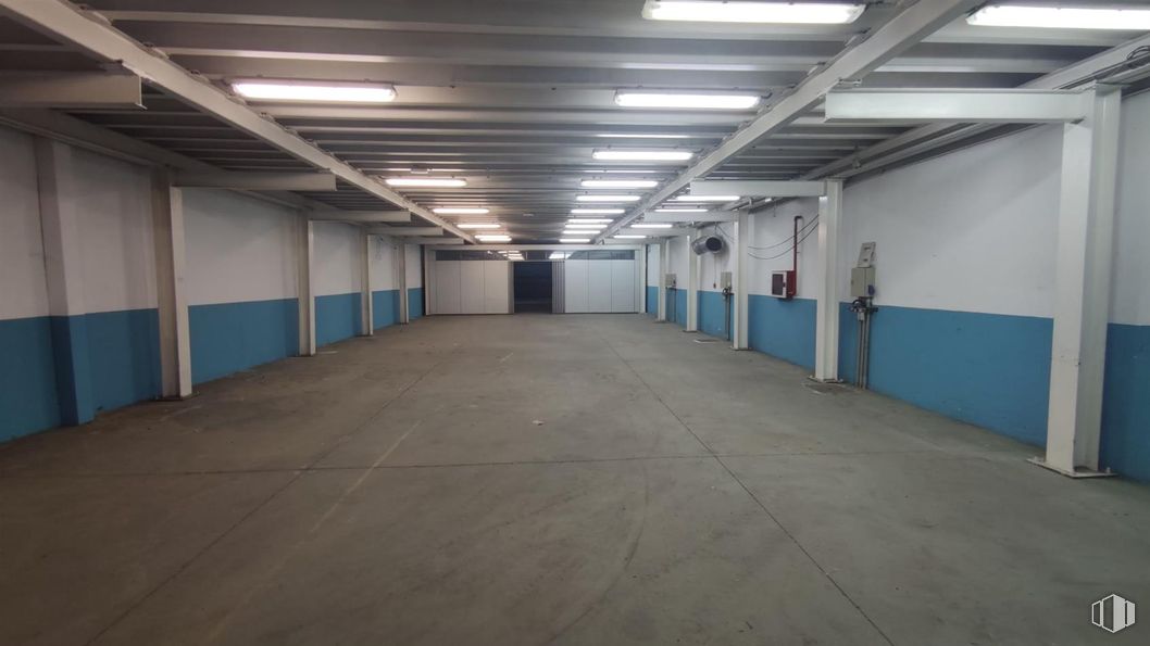 Industrial for rent at Calle Hierro, Torrejón de Ardoz, Madrid, 28850 with light fixture, lighting, flooring, floor, ceiling, hall, parking lot, concrete, fluorescent lamp and parking around