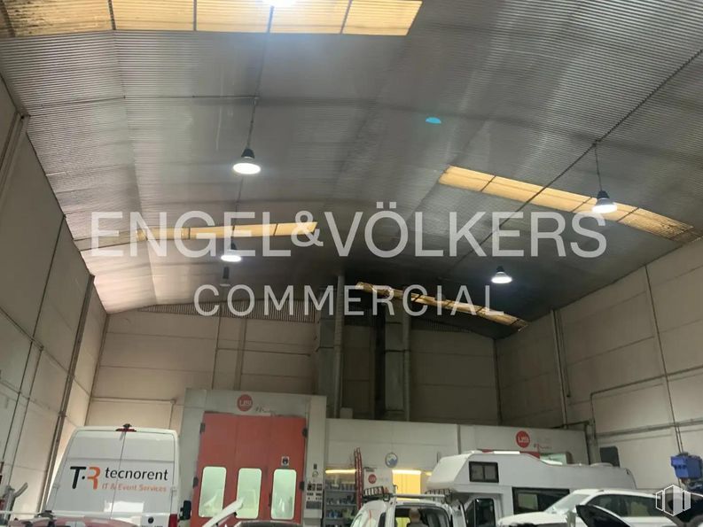 Industrial for sale at Calle Puerto Guadarrama, Móstoles, Madrid, 28935 with lighting, automotive design, vehicle, motor vehicle, gas, building, ceiling, engineering, space and parking around