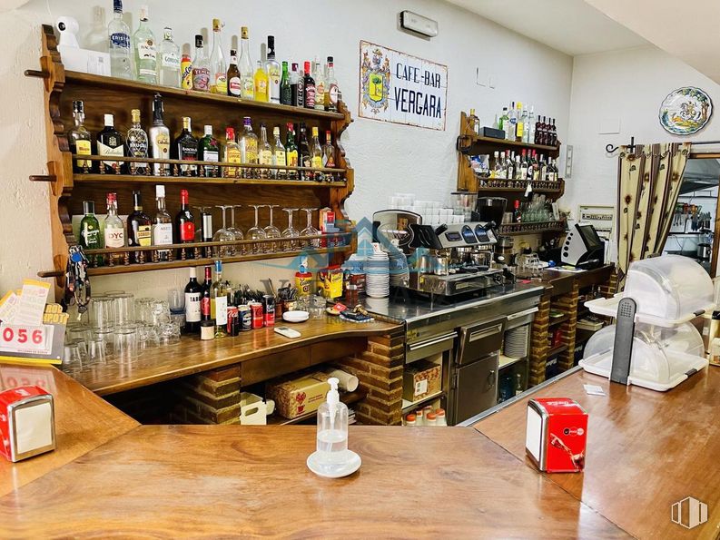 Retail for rent at Carretera Calera y Chozas, Talavera de la Reina, Toledo, 45600 with bottle, table, tableware, shelf, barware, wood, interior design, drinking establishment, countertop and drink around