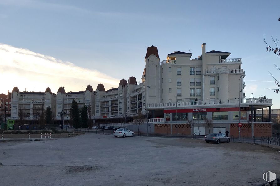 Retail for sale & for rent at Plaza Alegría, 1, Arganda del Rey, Madrid, 28500 with building, sky, cloud, car, window, wheel, house, vehicle, tire and residential area around