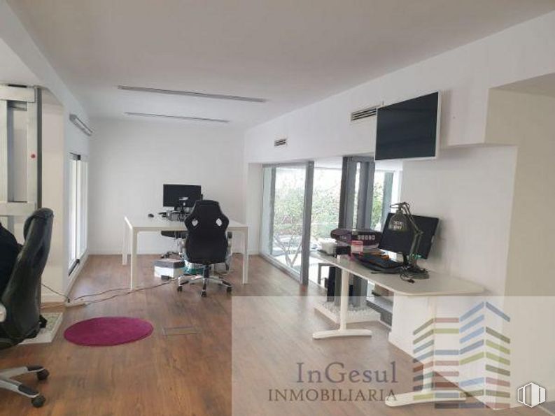 Retail for sale & for rent at Castellana/Salamanca, Salamanca, Madrid, 28006 with chair, television, furniture, building, table, couch, living room, architecture, wood and hall around