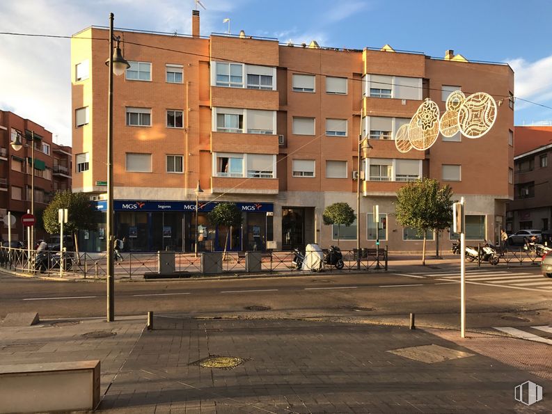 Local en alquiler en Calle Mariano Sebastián Izuel, 14, Alcobendas, Madrid, 28100 con edificio, cielo, nube, día, ventana, superficie de carretera, diseño urbano, luz de la calle, condominio y espacio público alrededor