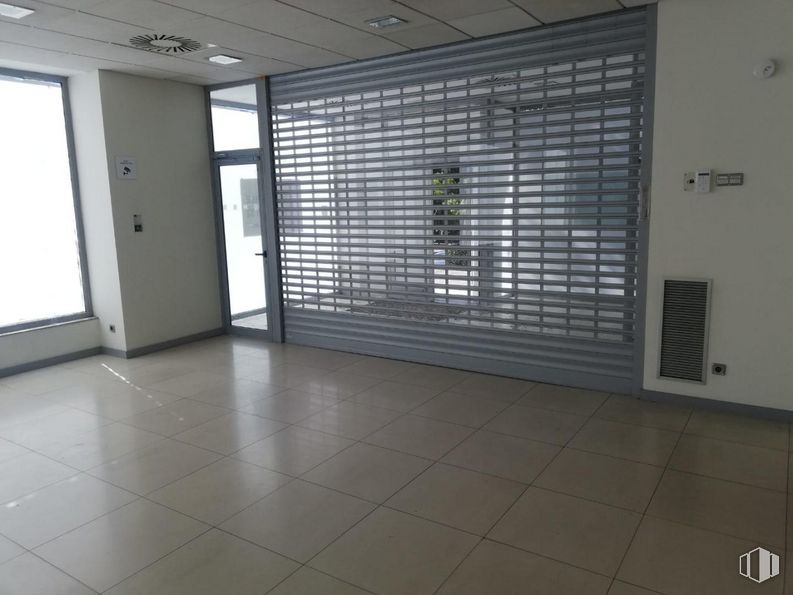 Local en alquiler y venta en Calle Gijón, Fuenlabrada, Madrid, 28942 con persiana de la ventana, ventana, accesorio, suelo, suelos, exterior del automóvil, madera, hall, sombra y suelo de baldosas alrededor