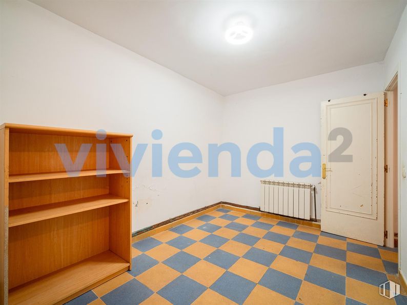 Retail for sale at Calle Ribadavia, Fuencarral - El Pardo, Madrid, 28029 with door, bookcase, light fixture, flooring, floor, wood, interior design, room, apartment and ceiling around