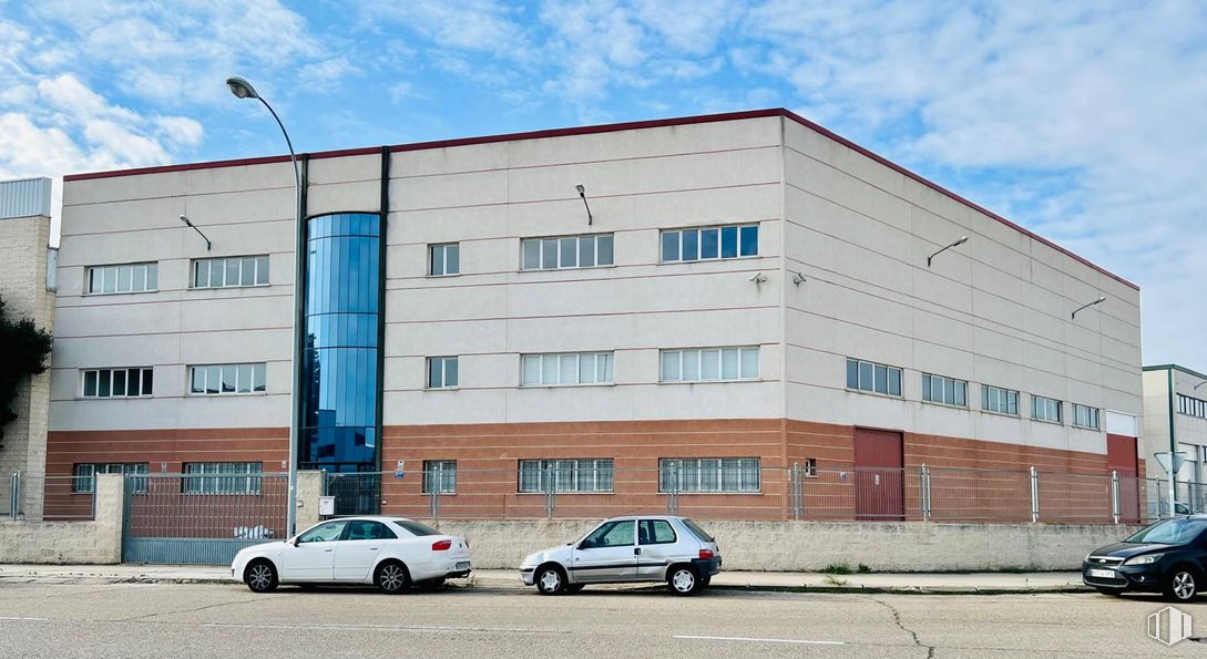 Industrial for sale & for rent at Polígono Industrial Los Olivos, Getafe, Madrid, 28906 with car, building, composite material, urban design, commercial building, headquarters, building material, parking, corporate headquarters and executive car around