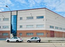 Industrial for sale & for rent at Polígono Industrial Los Olivos, Getafe, Madrid, 28906 with car, building, composite material, urban design, commercial building, headquarters, building material, parking, corporate headquarters and executive car around