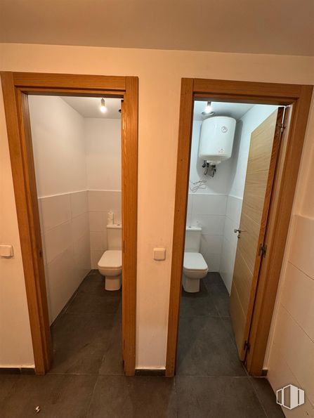 Industrial for rent at Carretera Vicálvaro Estación O´Donnell, 4, Vicálvaro, Madrid, 28032 with toilet, flooring, wall, floor, wood, interior design, brown, door, plumbing fixture and toilet seat around