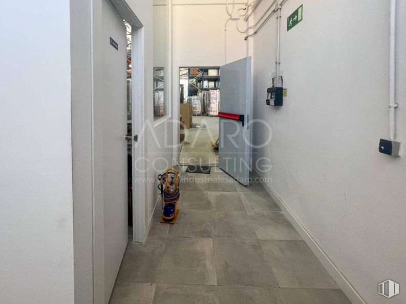 Industrial for sale at Calle Fuentelviejo, San Blas - Canillejas, Madrid, 28022 with flooring, floor, door, ceiling, tile flooring, aluminium, transparency, cleanliness and tile around