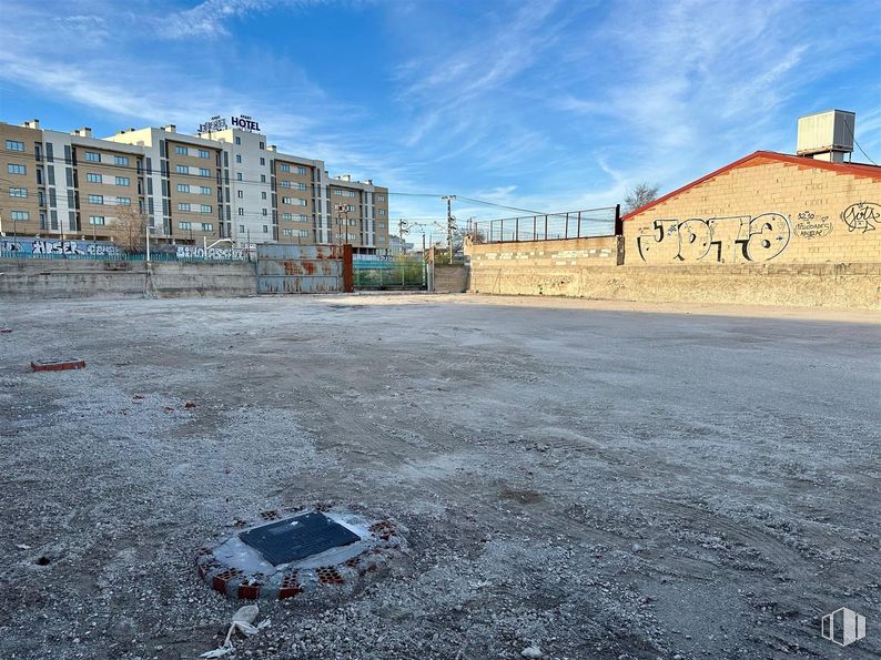 Suelo en alquiler en Calle Bernarda García, 14, Vicálvaro, Madrid, 28052 con edificio, material compuesto, hormigón, luz de la calle y valla alrededor