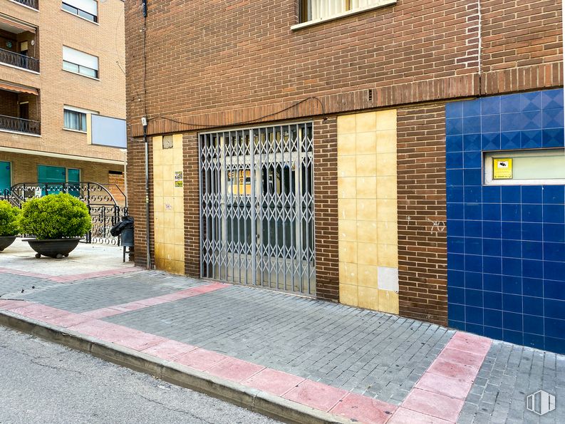 Local en alquiler en Paseo Estación, 1, Ciempozuelos, Madrid, 28350 con edificio, planta de interior, planta, maceta, superficie de carretera, albañilería, asfalto, ventana, ladrillo y suelo alrededor