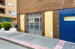 Retail for rent at Paseo Estación, 1, Ciempozuelos, Madrid, 28350 with building, houseplant, plant, flowerpot, road surface, brickwork, asphalt, window, brick and flooring around