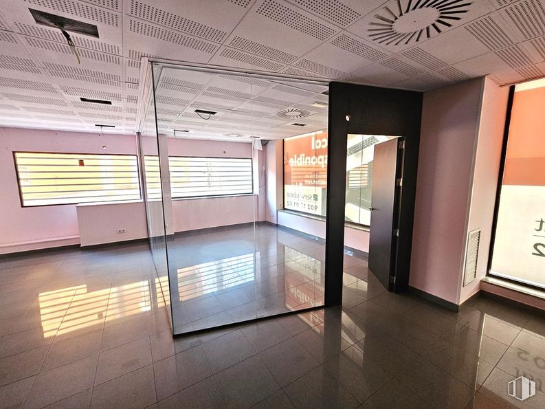 Local en alquiler en Calle Libertad, Valdemoro, Madrid, 28341 con espejo, arquitectura, interiorismo, suelos, suelo, accesorio, tintes y matices, techo, vidrio y hall alrededor