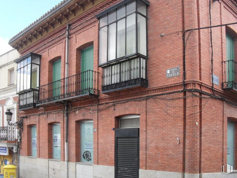 Local en venta en Plaza Pueblo, 1, Colmenar Viejo, Madrid, 28770 con ventana, edificio, accesorio, ladrillo, albañilería, puerta, cielo, casa, barrio y propiedad material alrededor