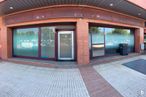 Retail for rent at Carretera Villaverde a Vallecas, 3500, Villa de Vallecas, Madrid, 28053 with door, wood, flooring, wall, floor, facade, tints and shades, waste container, glass and house around