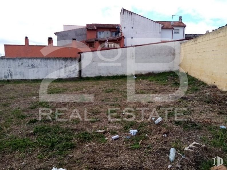 Land for sale at Casco urbano, Pioz, Guadalajara, 19162 with house, sky, cloud, building, plant, land lot, window, grass, tree and residential area around