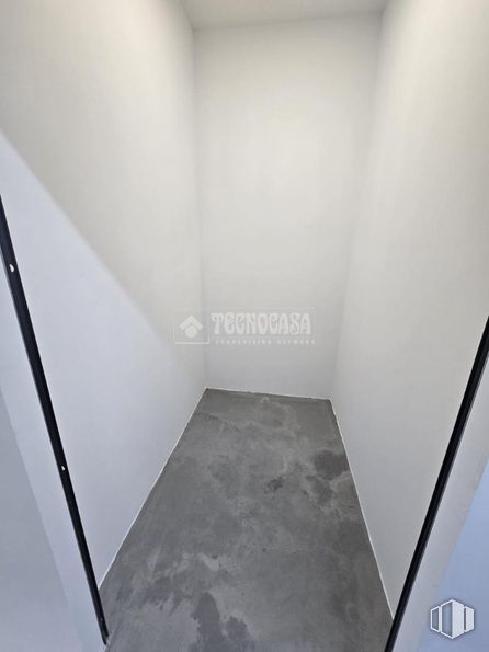 Industrial for sale at Calle San Fortunato, Usera, Madrid, 28041 with rectangle, grey, building, flooring, tints and shades, composite material, parallel, glass, symmetry and ceiling around