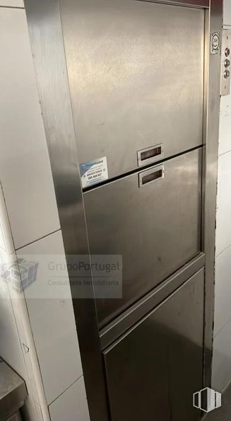 Local en alquiler en Zona Sector B, Boadilla del Monte, Madrid, 28660 con refrigerador, accesorio, propiedad material, gas, material compuesto, vidrio, metal, rectángulo, puerta y aluminio alrededor